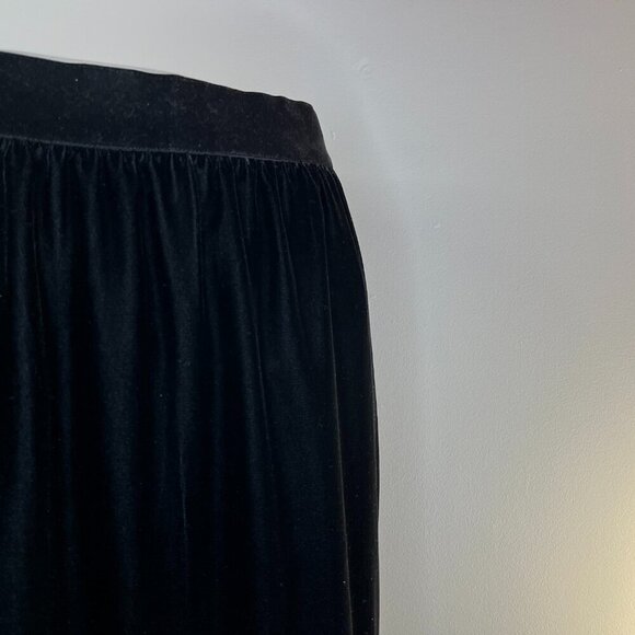 T TAHARI Women's Black Tassel Hem Velvet Isra Skirt - Size 10 - NWT $118 - Picture 3 of 6